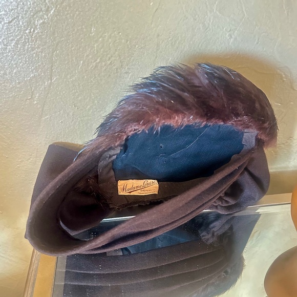 ONE-OF-A-KIND 1940s\' BROWN FELT TILT HAT +LARGE BOW &  FEATHER TRIM main image 12